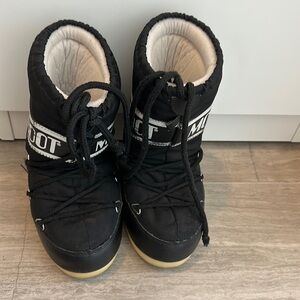 Kids black moon boots